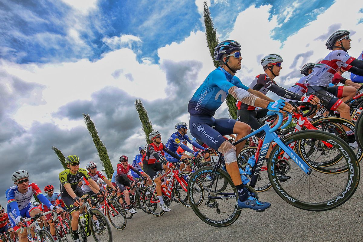 The peloton rolls out of Vinci