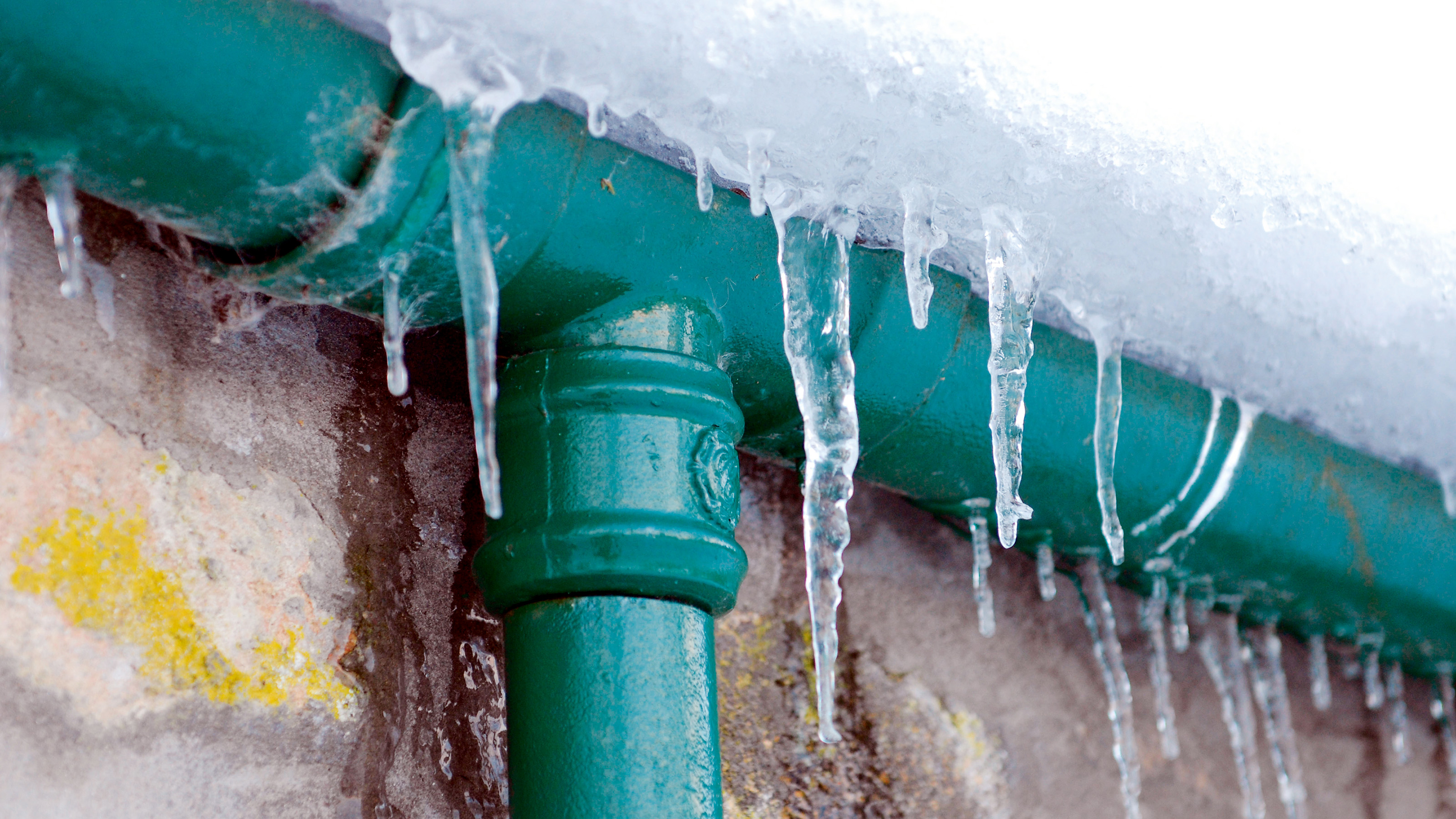 snow and frost build up on this blue cast iron gutter and downpipe