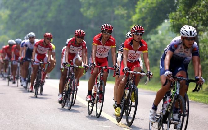 The peloton on stage 4
