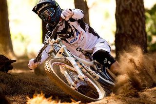 Andrew Neethling (Giant Factory Racing) blazes downhill