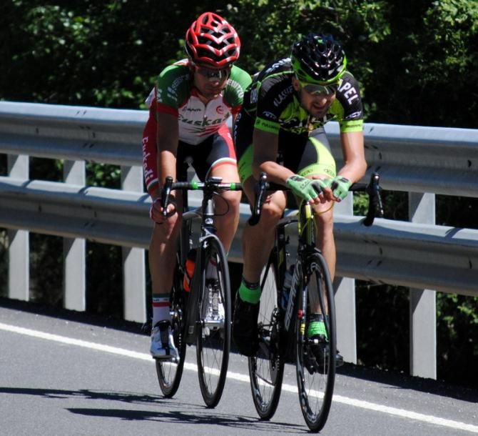 Diego Rubio (Efapel) has proved to be a real powerhorse during the first two stages of this Vuelta a Castilla y Le&oacute;n. He leads here Be&ntilde;at Txoperena (Euskadi)