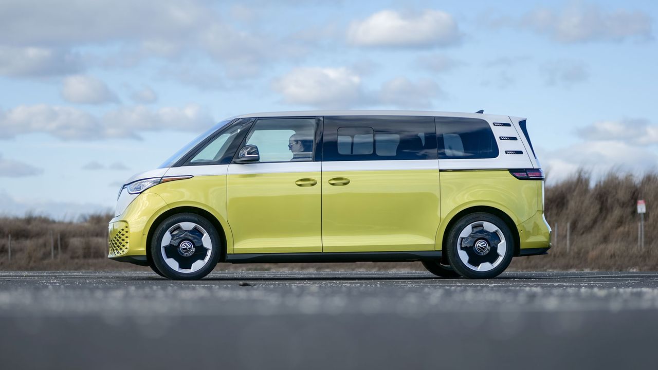 2025 Volkswagen ID. Buzz Pro S Plus 4MOTION test drive.