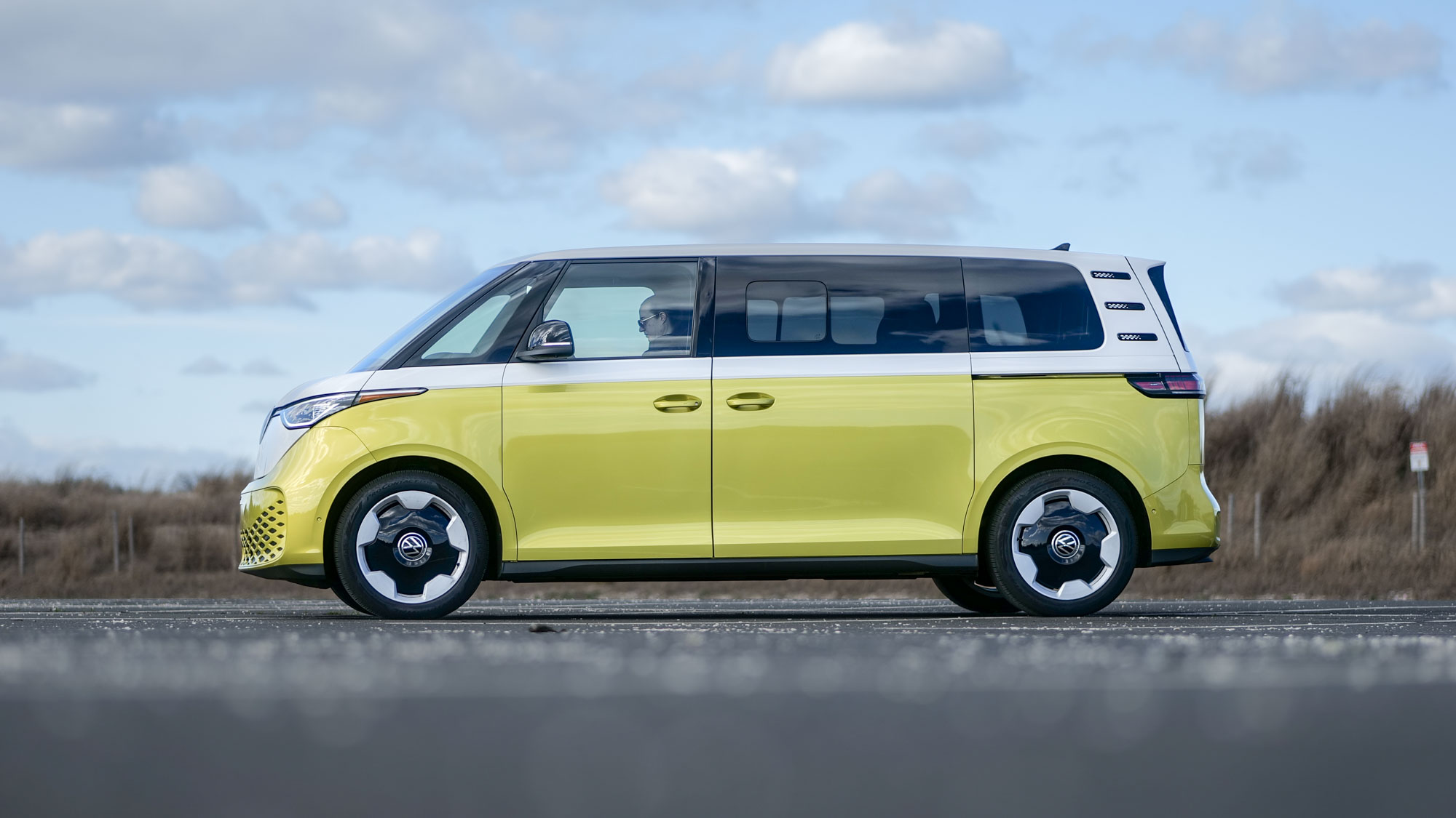 2025 Volkswagen ID. Buzz Pro S Plus 4MOTION test drive.