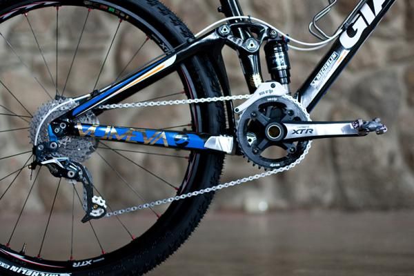 Gold highlights from the Yumeya kit and white cable housing provide visual highlights on Craig's bike.