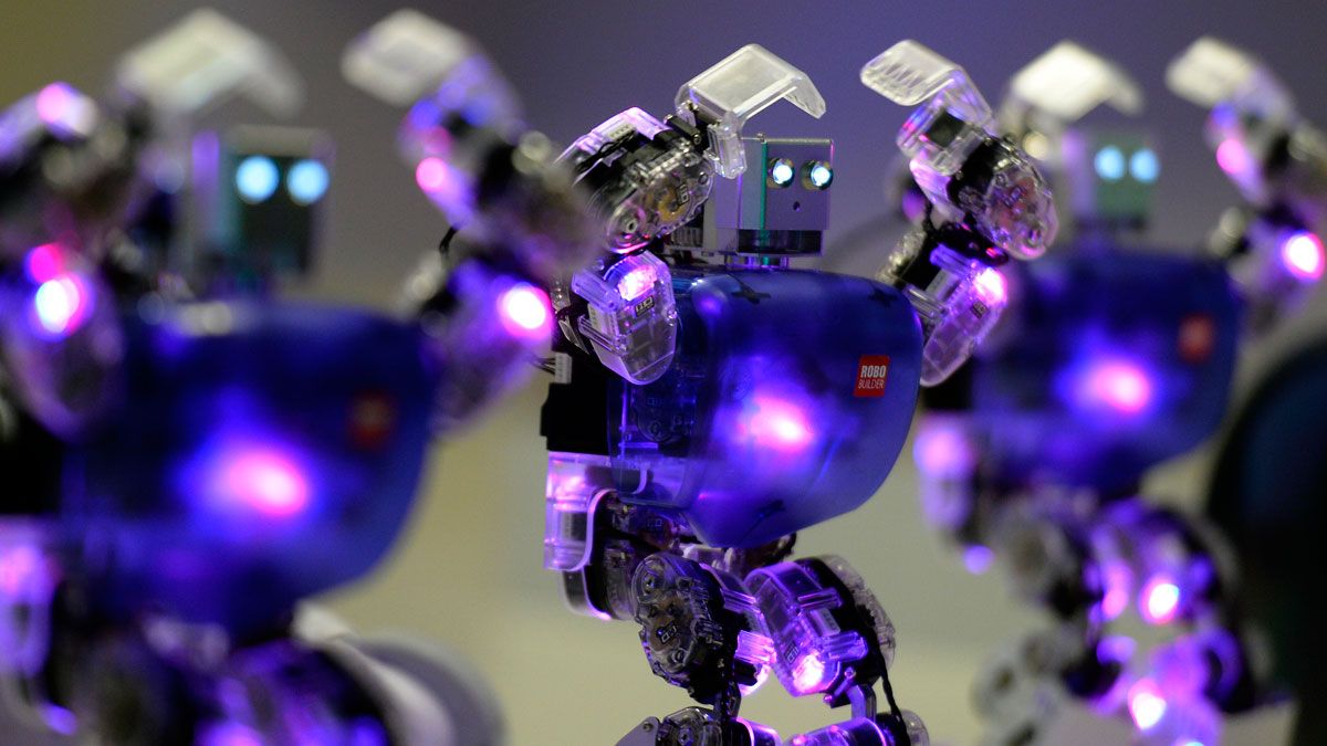 Humanoid robots dancing at &amp;#039;The Robot Museum&amp;#039; in Madrid