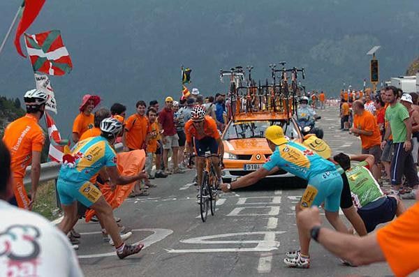 A couple of Vinokourov fans stand out in the mostly Basque crowd