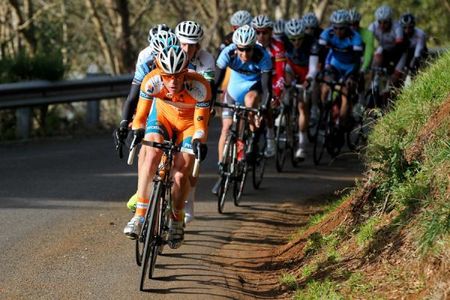 Pat Shaw (Genesys) leads the bunch on the descent
