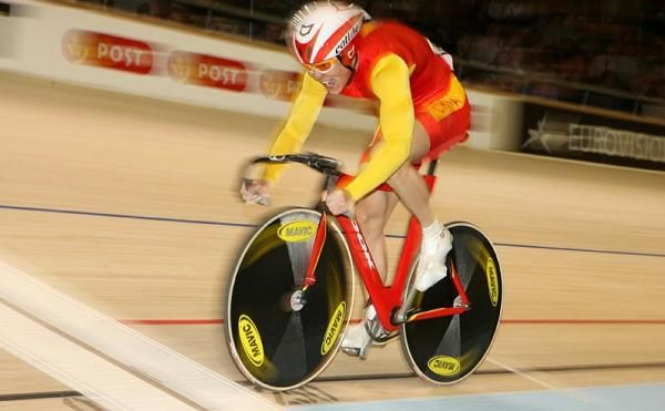 China's Miao Zhang puts the hammer down on the final leg of the men's team sprint bronze medal ride off.