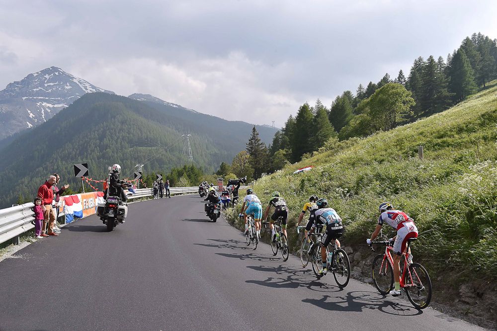 The lead group makes its way to Sestriere