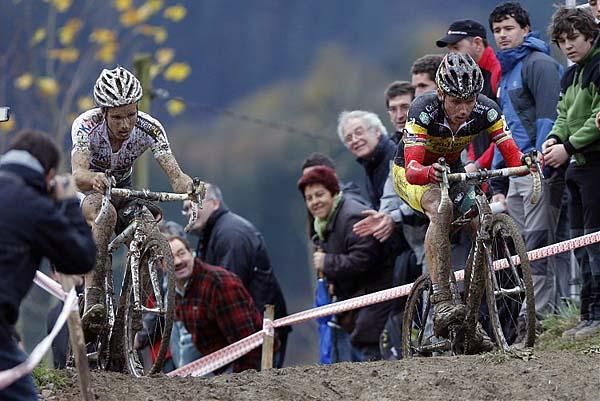 Sven Nys (Landbouwkrediet Colnago) and Niels Albert (BKCP Powerplus) duke it out in the mud.