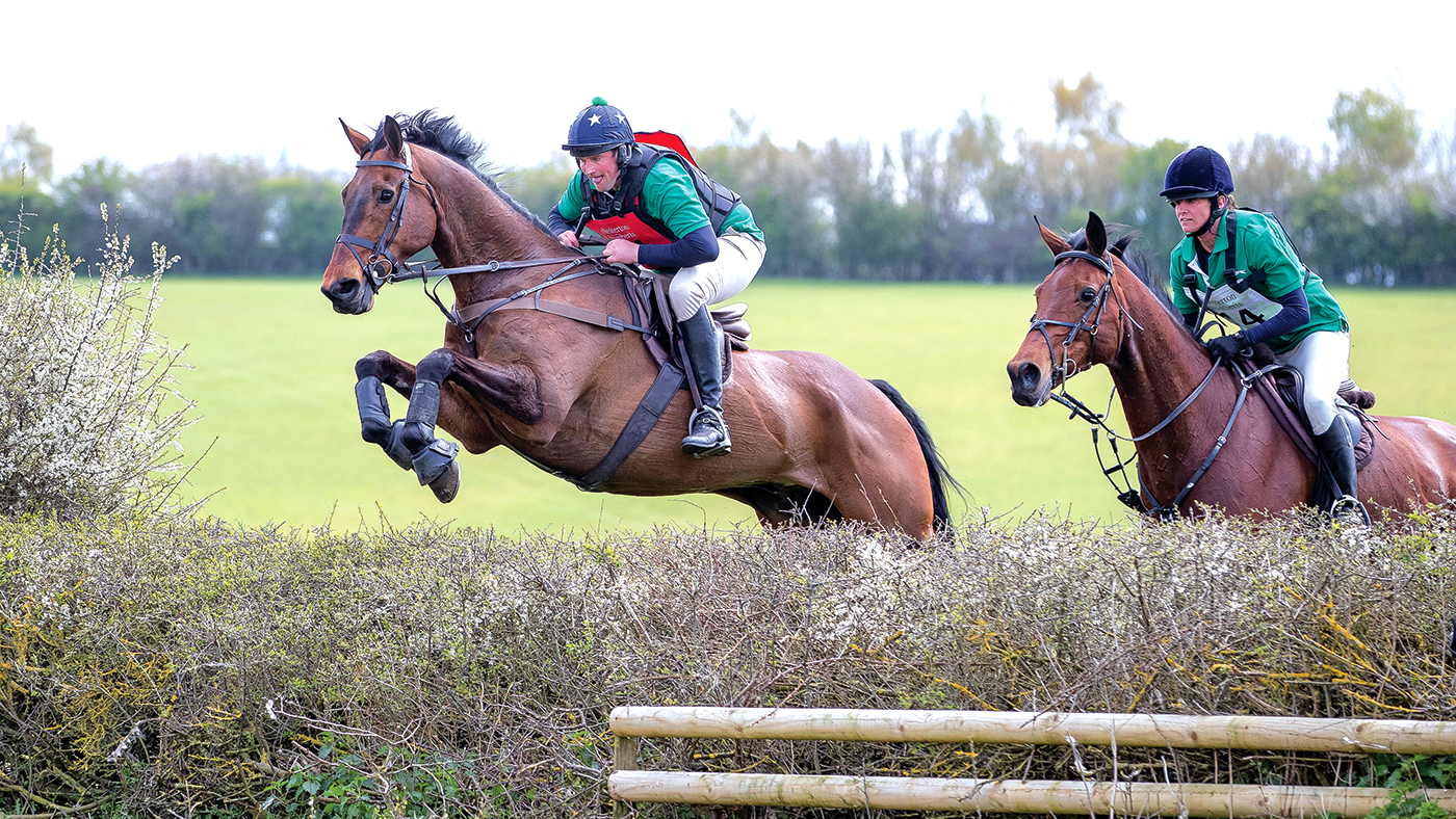 HAH304.ht_silverspur.winners_the_north_staffs_mixed_pack_over_the_final_fence_silver_spur_ellie_birch_comm1use.jpg