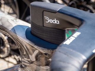 The integrated Deda cockpit sits on top of some aero profile headset spacers