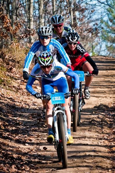 Catharine Pendrel (Luna Chix) leads Kelli Emmett (Giant), Chloe Woodruff (BMC) and eventual winner Heather Irmiger (Subaru-Trek).