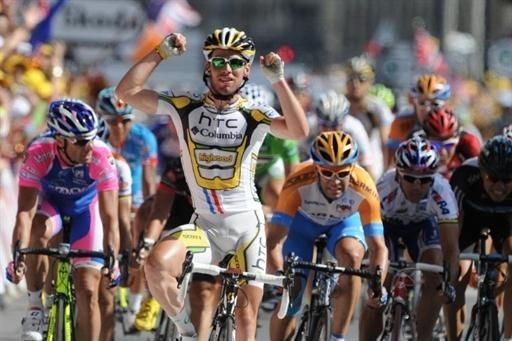 Mark Cavendish (HTC-Columbia) celebrates a stage win at the end of stage 18