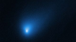 La comète Borisov est vue dans une légère brume bleue avec un noyau bleu vif.