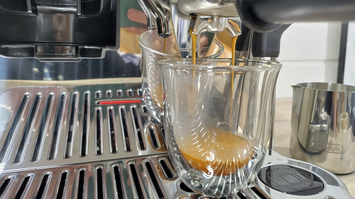 Preparing drink using De'Longhi La Specialista Touch coffee machine