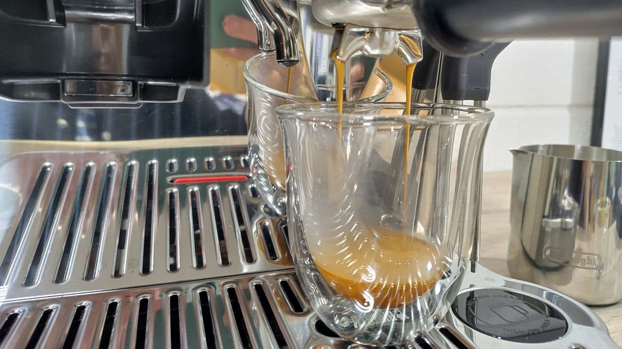 Preparing drink using De'Longhi La Specialista Touch coffee machine