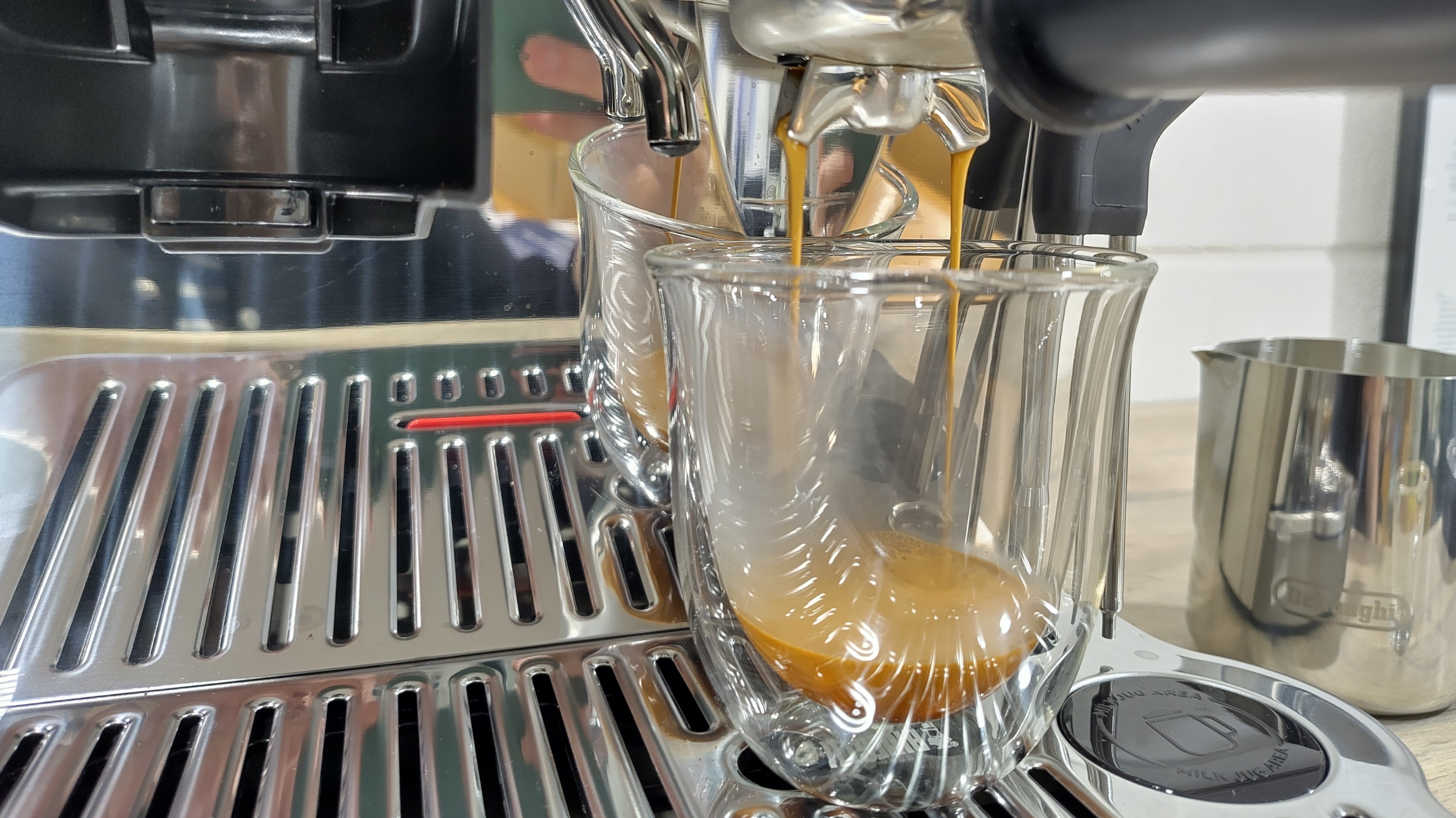 Preparing drink using De'Longhi La Specialista Touch coffee machine
