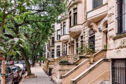 row of luxury homes in New York City