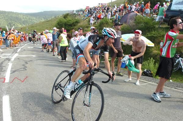 Frank Schleck (Leopard Trek) hangs on.