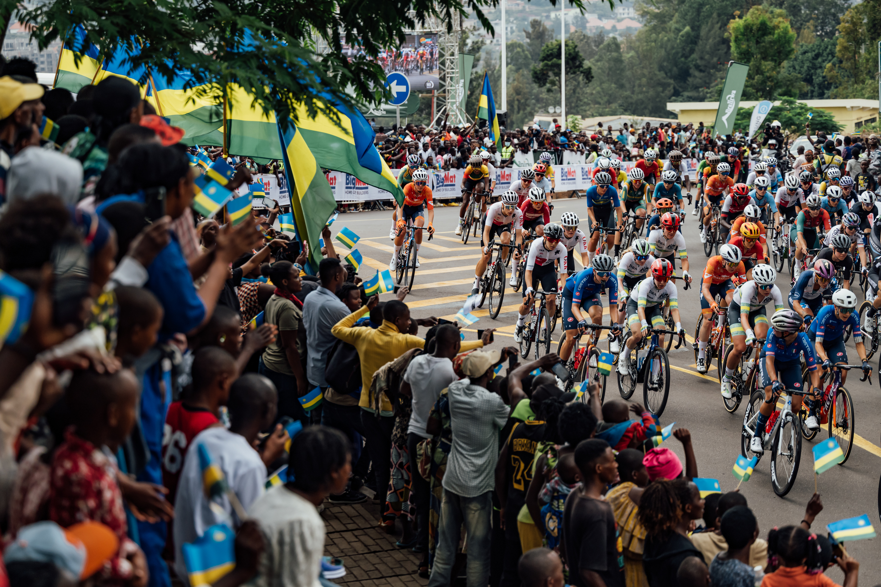 Crowds watch the elite women&#039;s road race at the UCI Road World Championships
