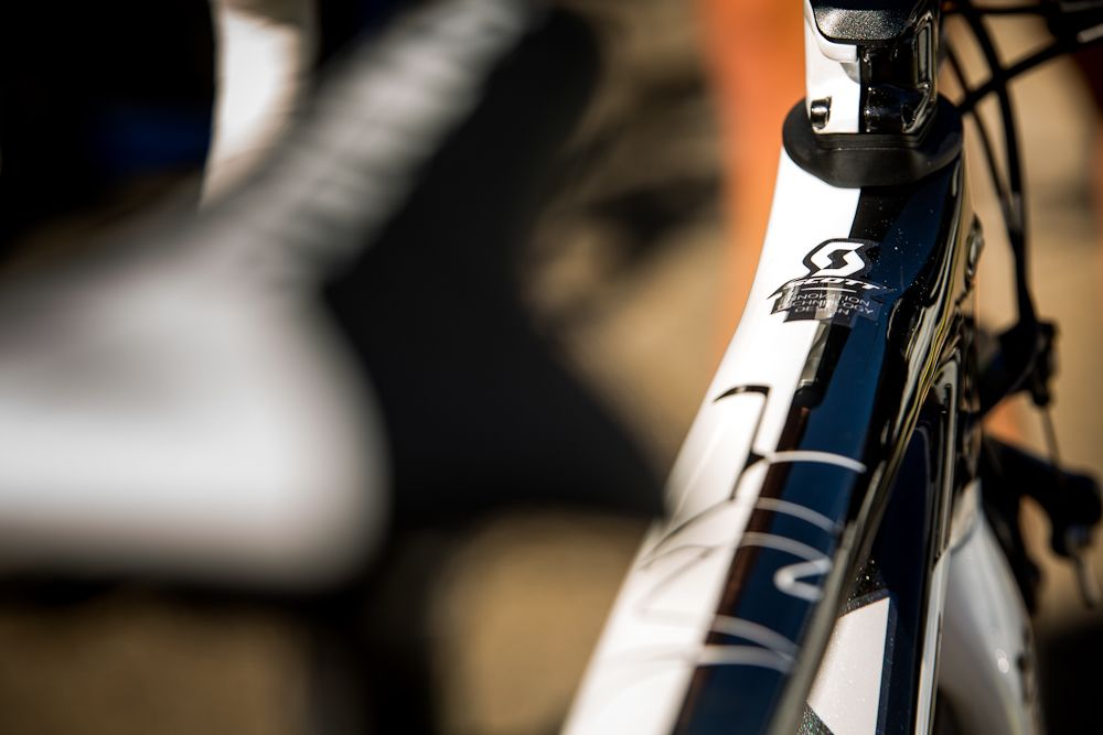 The 'split' runs right down the middle of the top tube