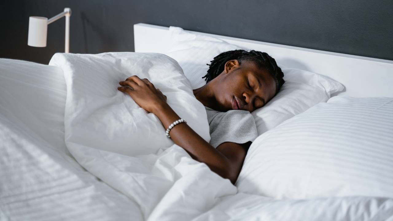 How to sleep on your back 5 tips for back sleepers T3