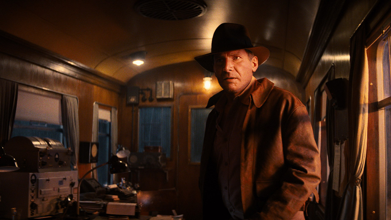 Aus dem Film „Indiana Jones und das Zifferblatt des Schicksals“.  Hier sehen wir den jungen Indiana Jones in einem alten Eisenbahnwaggon stehen.