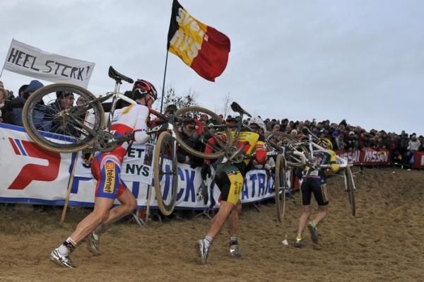 The lead group hikes through the sand in Koksijde.