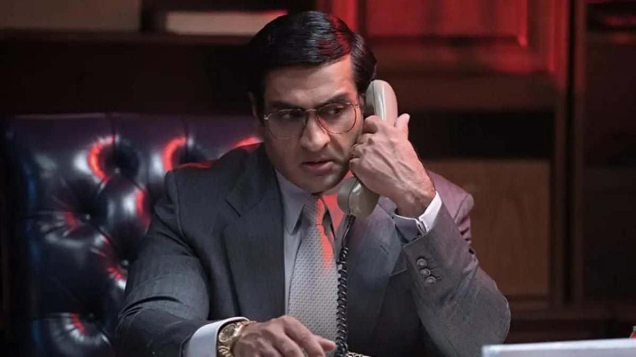 Steve Banerjee, assis, répond au téléphone dans welcome to Chippendales.