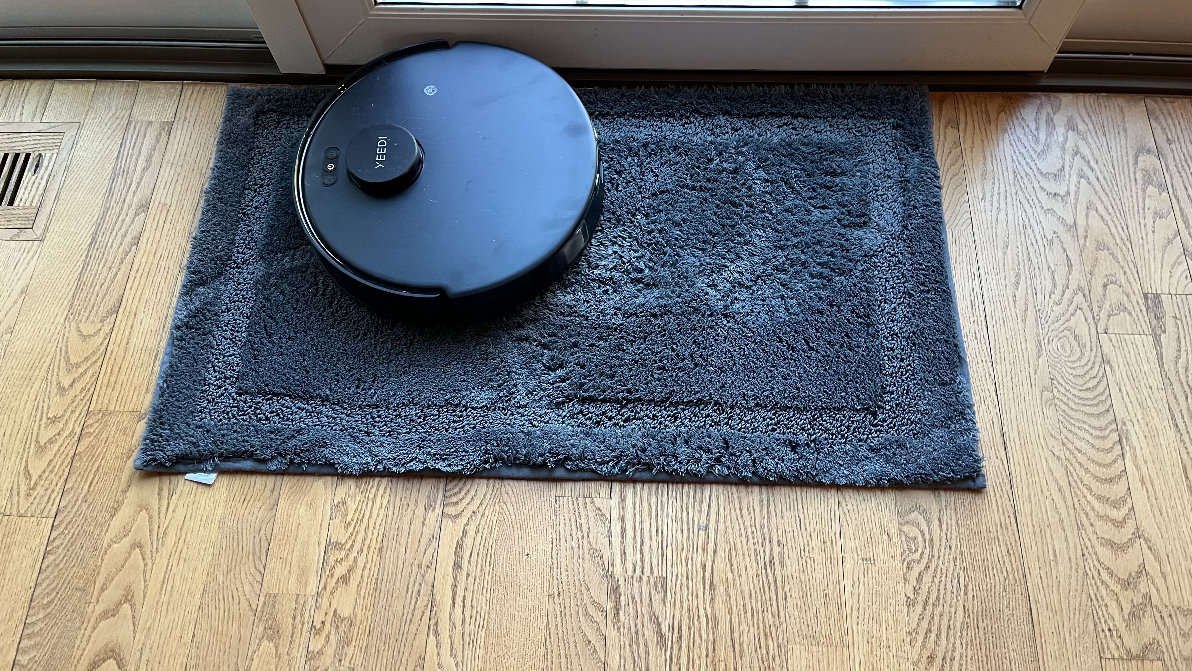 Yeedi C12 Combo robot vacuum cleaning carpet