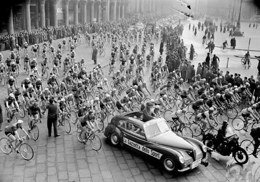 The 1954 peloton rolls out of Milan