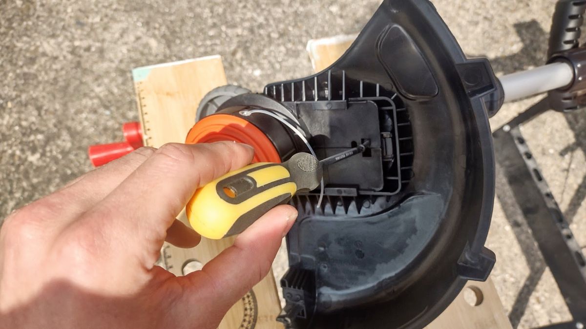 Black + Decker LSTE525 Cordless Lawn Trimmer review Top Ten Reviews