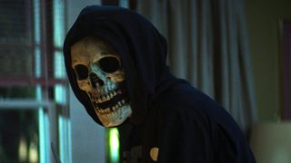 Une personne portant un masque de crâne, fixe la caméra dans le film Fear Street Part 1 : 1994.
