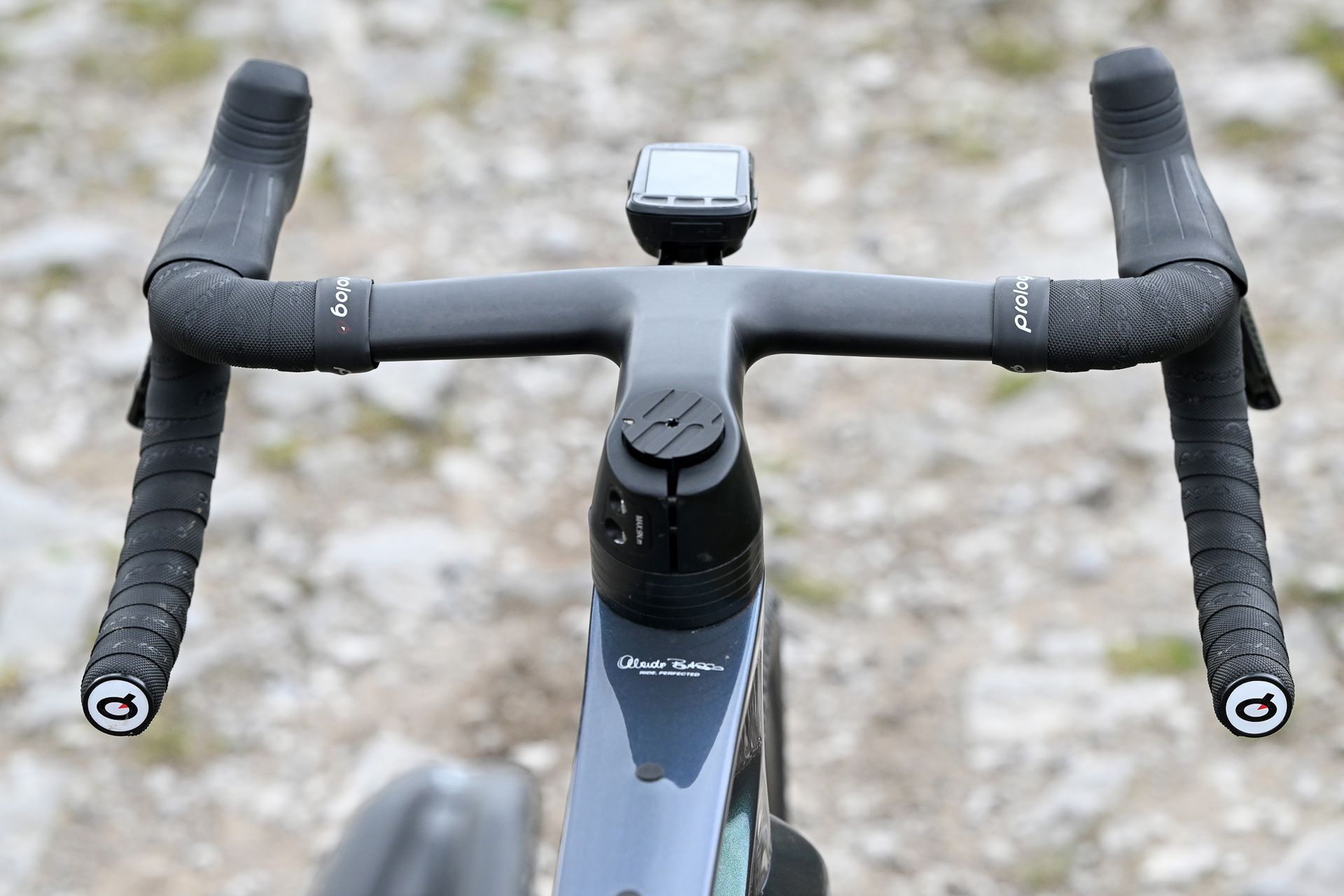 close up of the narrow one-piece handlebar on the Basso Palta III