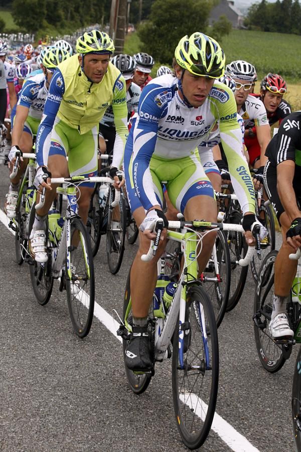 Ivan Basso kept safe by his teammates