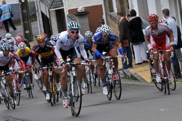 The bunch tackles the Muur.