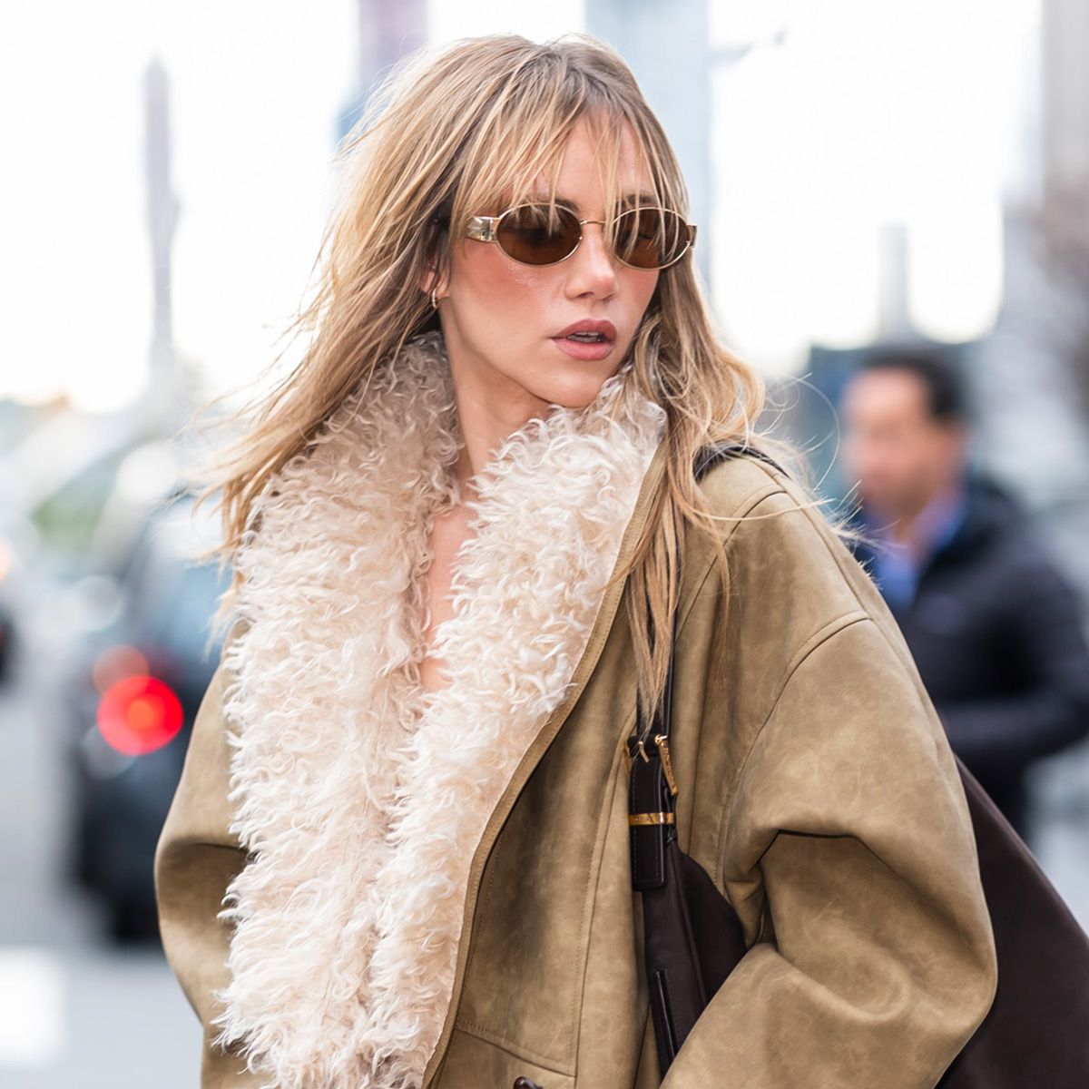 Lush Suki Waterhouse Styles A Bodysuit With Sunglasses In Bathtub Photo Background for Desktop Lush Suki Waterhouse Styles A Bodysuit With Sunglasses In Bathtub Photo Background for Desktop