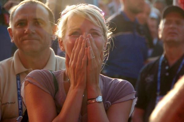 Cadel Evans's wife shows her emotion as she watches the Australian win the Worlds in 2009