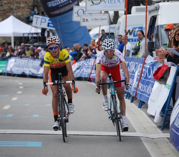 Be&ntilde;at Intxausti Elorriaga and Santi Perez arrive at the finish.