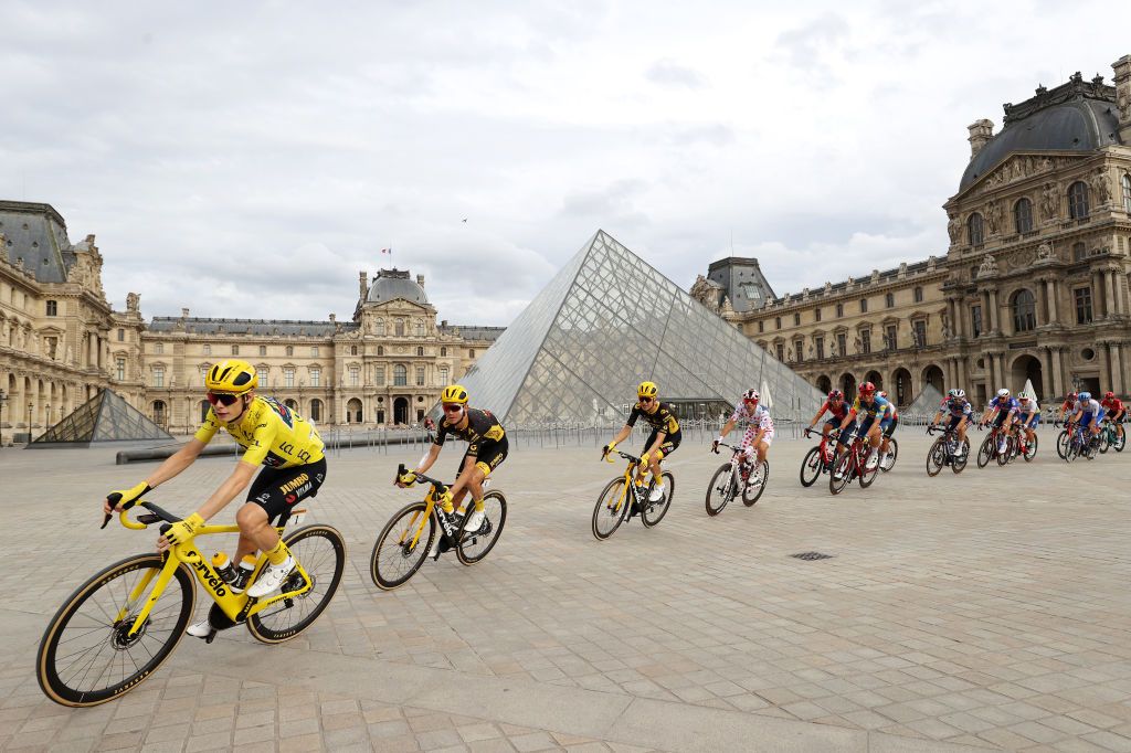 PARIS FRANCE JULY 23 LR Jonas Vingegaard of Denmark Yellow Leader Jersey Sepp Kuss of The United States Wilco Kelderman of The Netherlands and Team JumboVisma Giulio Ciccone of Italy and Team LidlTrek Polka Dot Mountain Jersey and a general view of the peloton passing close to the Louvre Museum Pyramid during the stage twentyone of the 110th Tour de France 2023 a 11 51km stage from SaintQuentinenYvelines to Paris UCIWT on July 23 2023 in Paris France Photo by Michael SteeleGetty Images