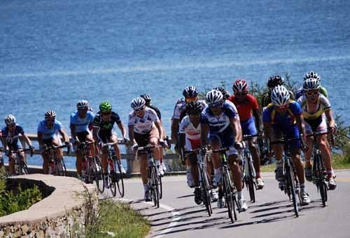 The breakaway group start climbing.