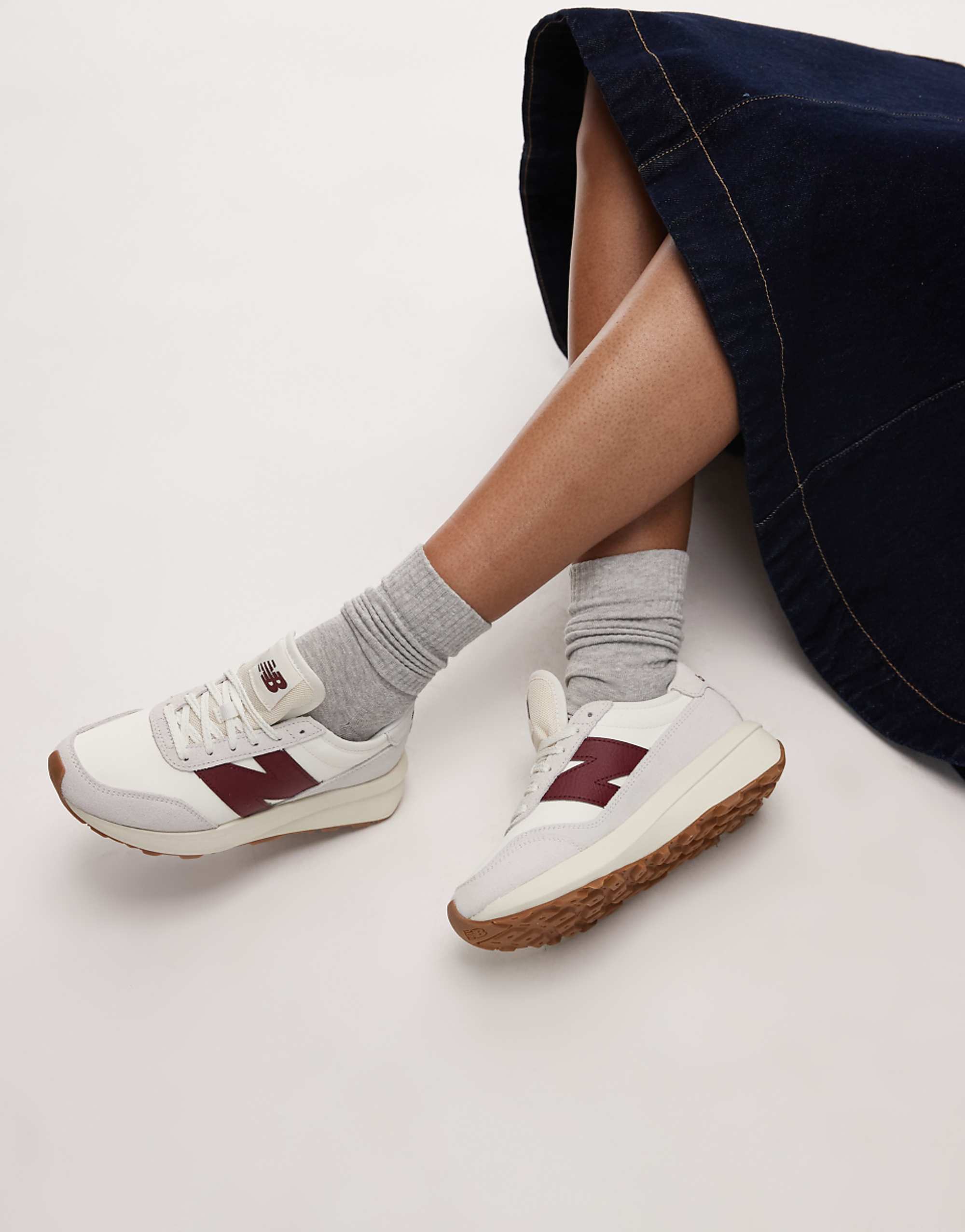 New Balance 370 Trainers in Off White and Red