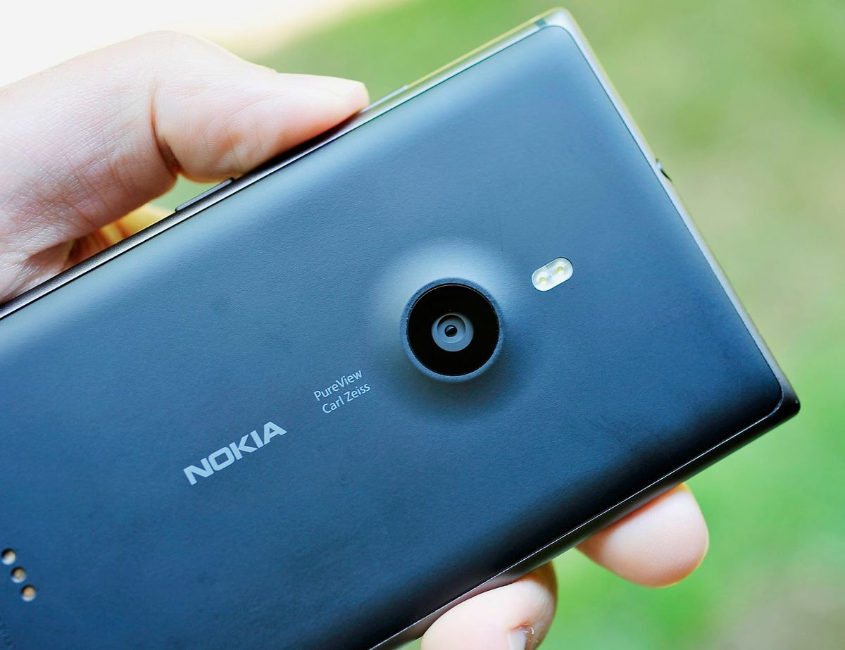 Microsoft should make a Lumia 925 successor now before it is too late