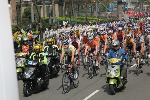 David McCann leads the peloton at the start of stage 6
