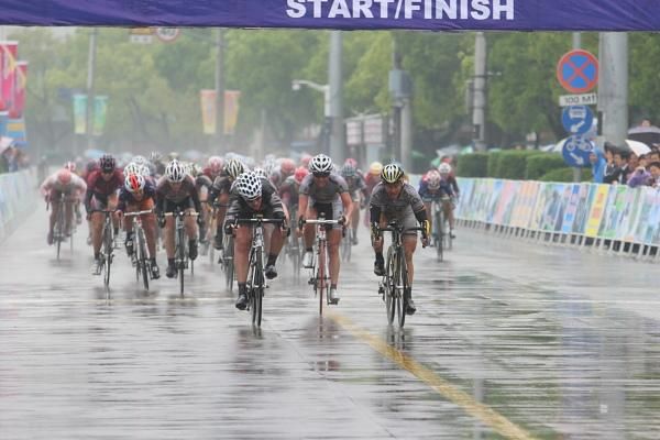 Ina Yoko Teutenberg (HTC - Columbia Women) sprints to victory in the World Cup ahead of Kirsten Wild (Cervelo TestTeam) and Rochelle Gilmore (Lotto Ladies Team).