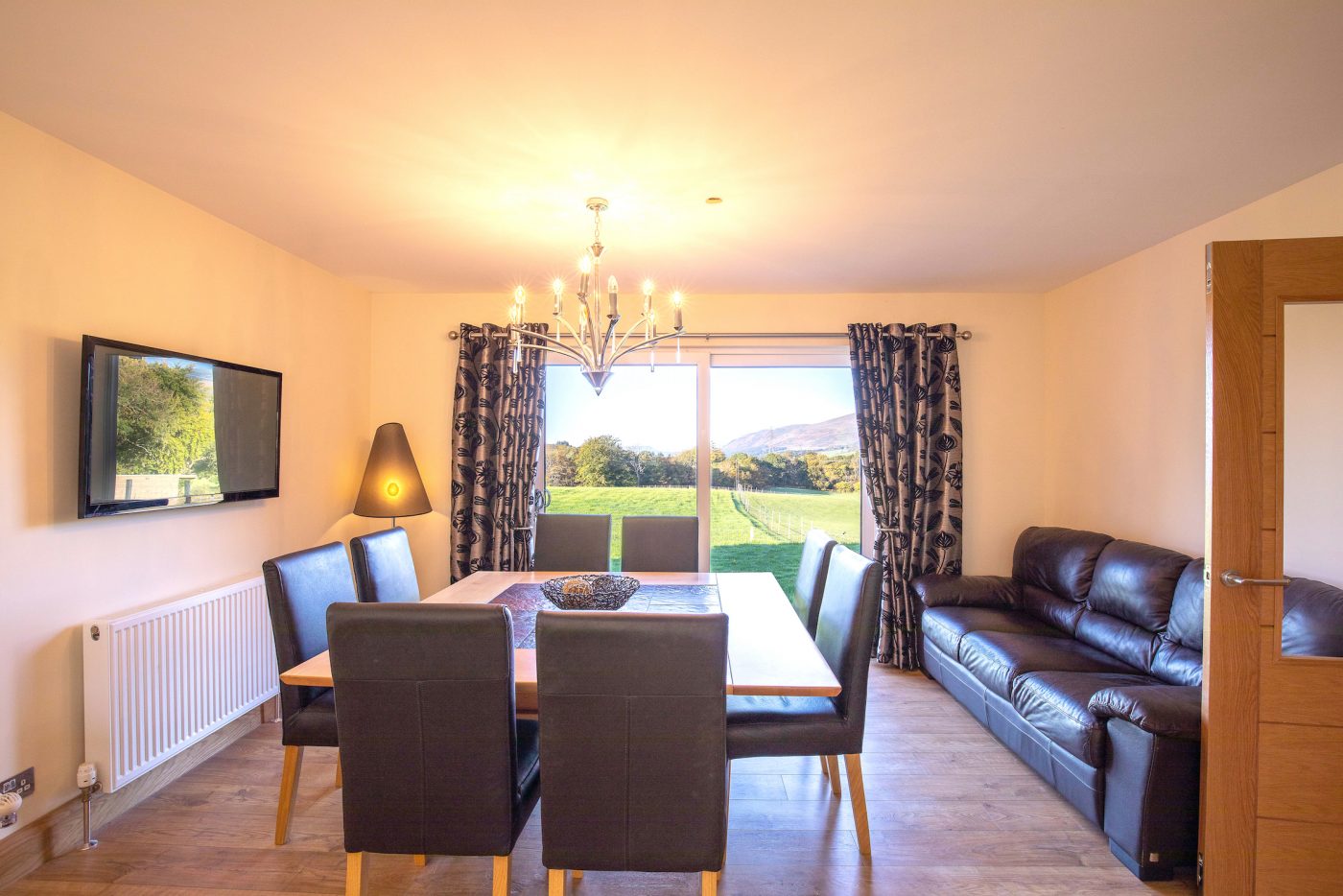 Craigton-Farm-dining-room-e1637241491768.jpg