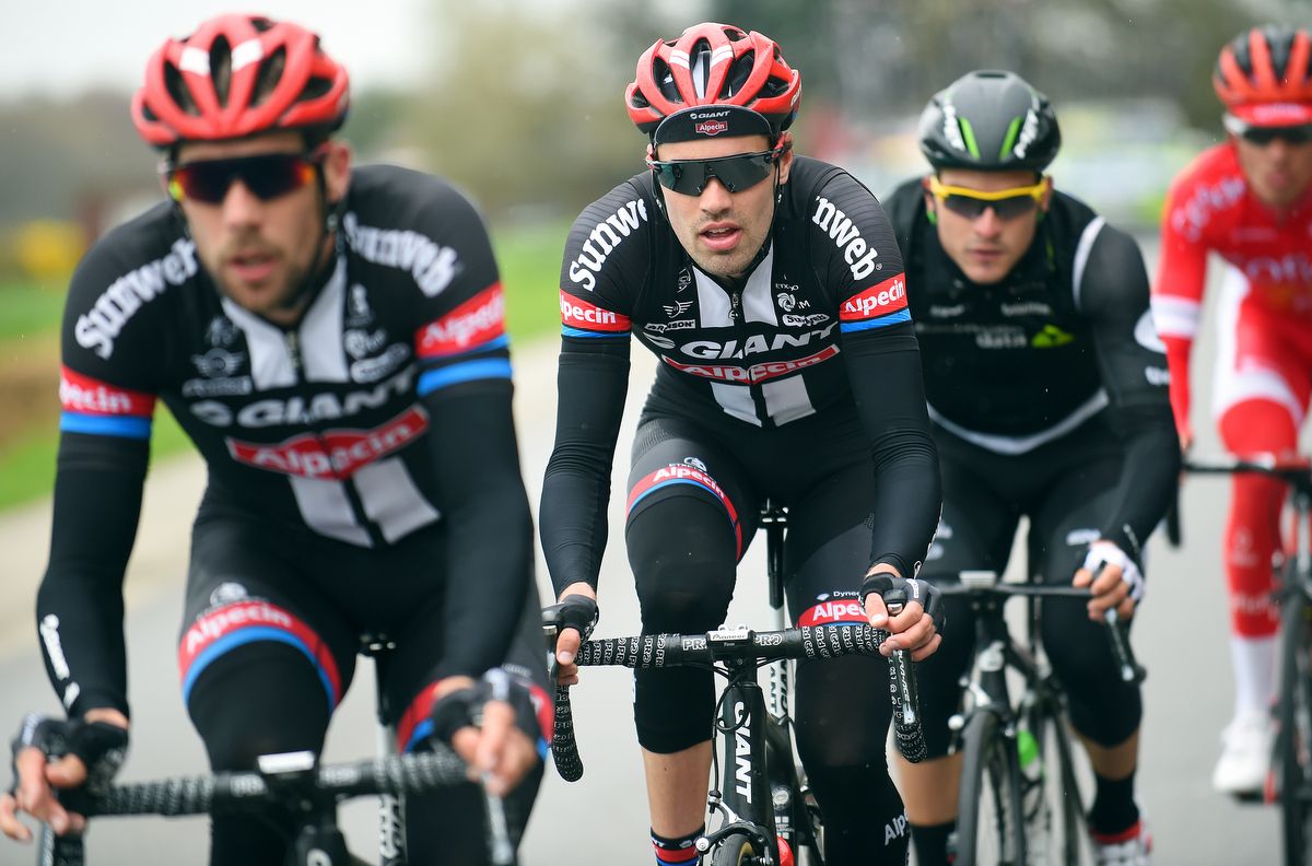 Tom Dumoulin sitting in the bunch