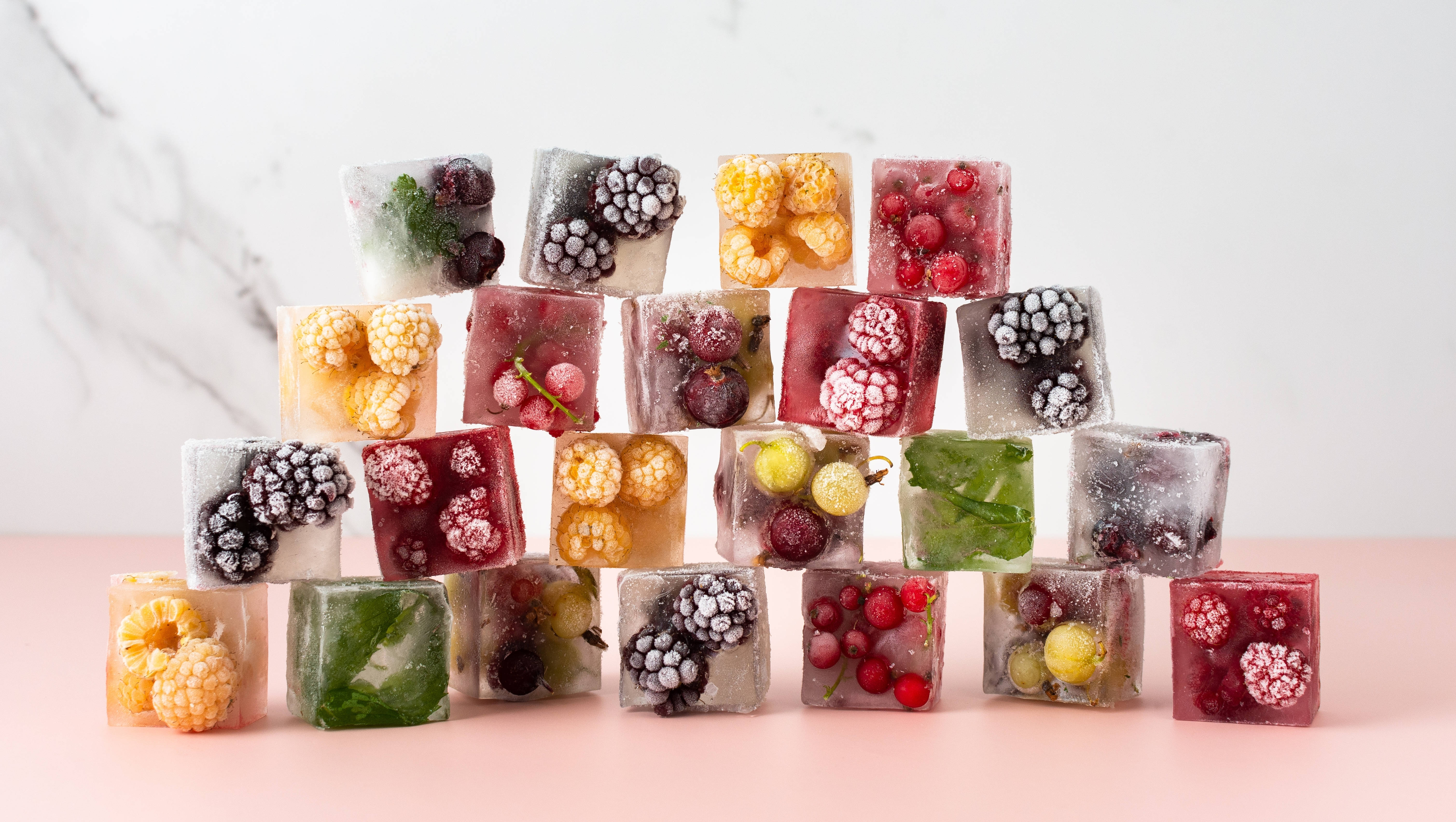 Необычные кубики льда с фруктами