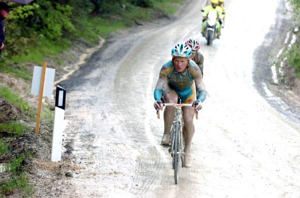 Alexandre Vinokourov (Astana) during one of his numerous attacks. David Arroyo (Caisse d'Epargne) bridging behind